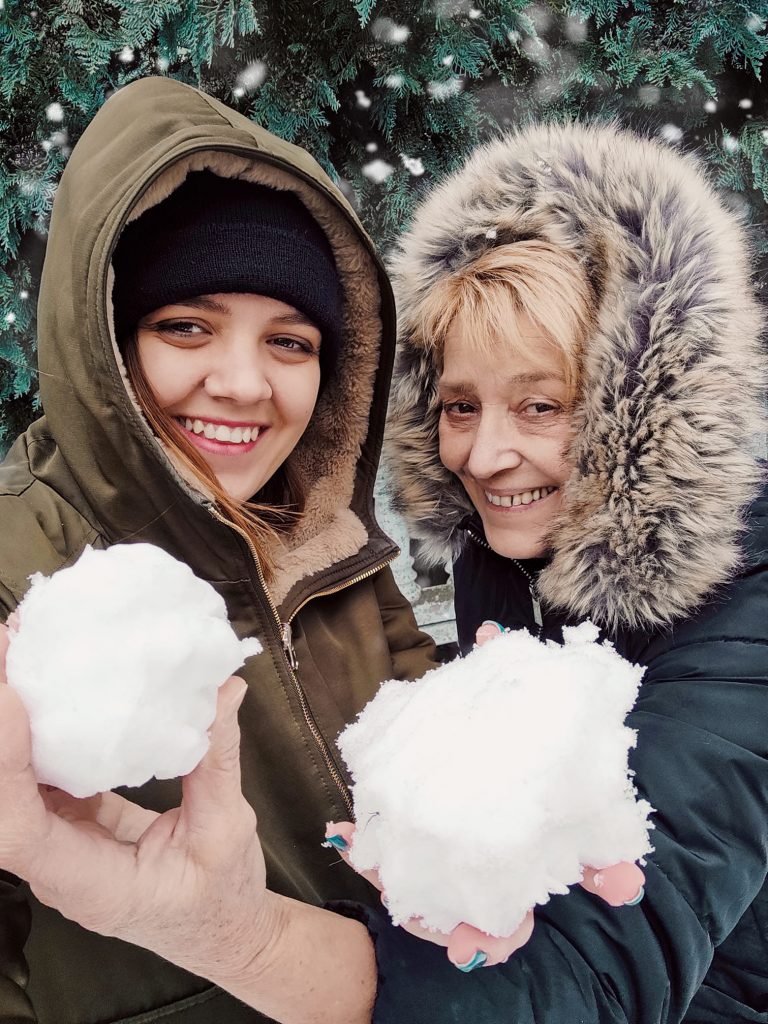Małgorzata Stefańska i Paulina Sidoruk trzymają kulki śniegu